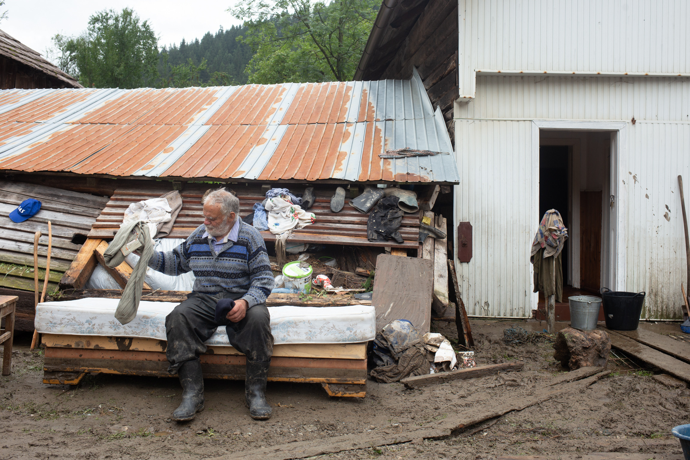 „Când vezi ce e acolo, ți se rupe sufletul”. Mobilizare generală pentru sinistrații din Broșteni. Oamenii ajută prin donații