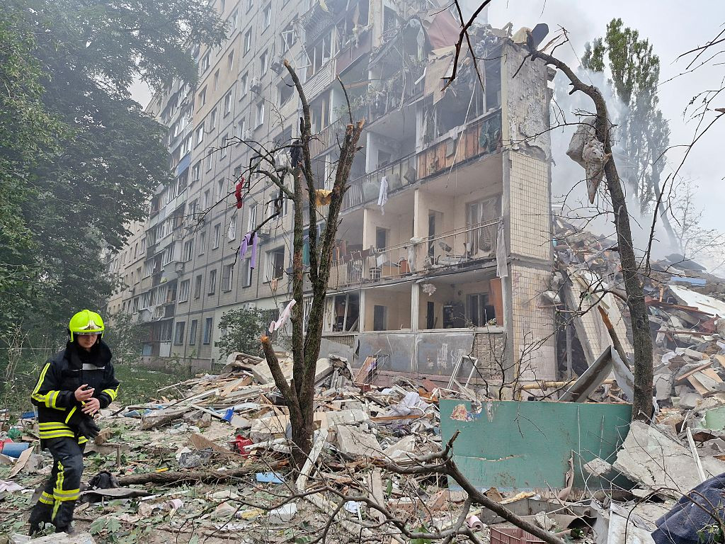 Un nou atac masiv al rușilor asupra Kievului. Dronele și rachetele Moscovei au căzut peste civili. Bilanțul morților