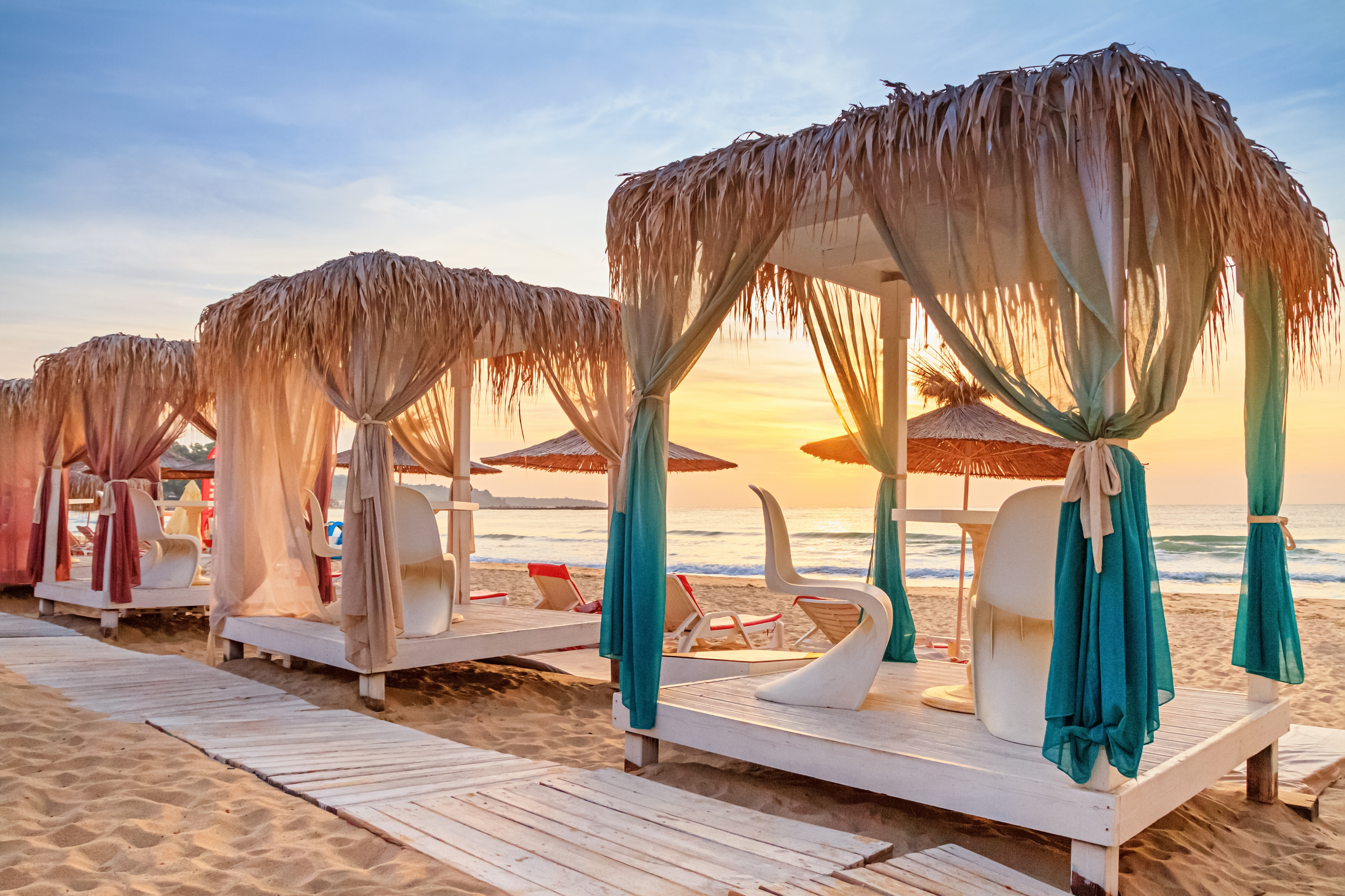 Nisipurile de Aur – cea mai populară destinație de vară pentru români. Tot ce trebuie să știi despre stațiunea cu plaje aurii