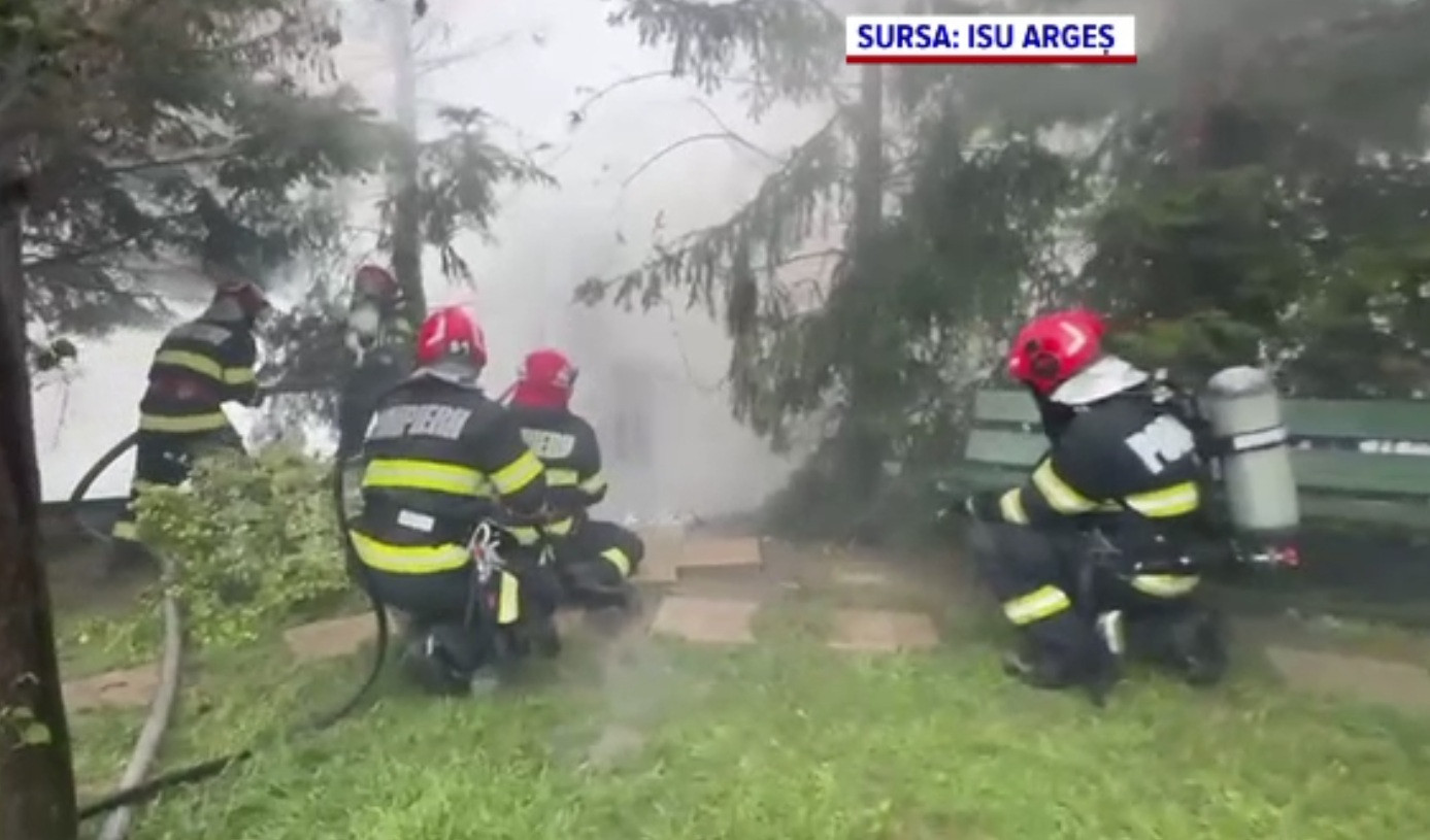 Un turn al unei bisericii din centrul Piteștiului, cuprins de un incendiu violent. Pompierii au intervenit în forță
