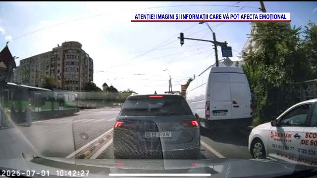 VIDEO cu momentul în care un tramvai și un autobuz s-au ciocnit în București. 11 călători răniți, unul are plăgi tăiate
