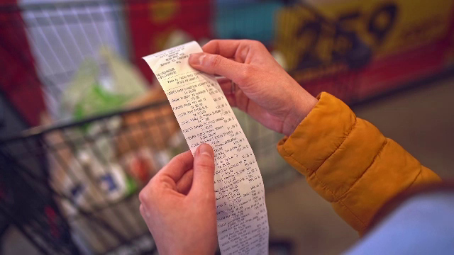 Ziua națională a scumpirii. Lista produselor și serviciilor afectate de creșterea TVA. Cu cât costă mai mult un plin la pompă