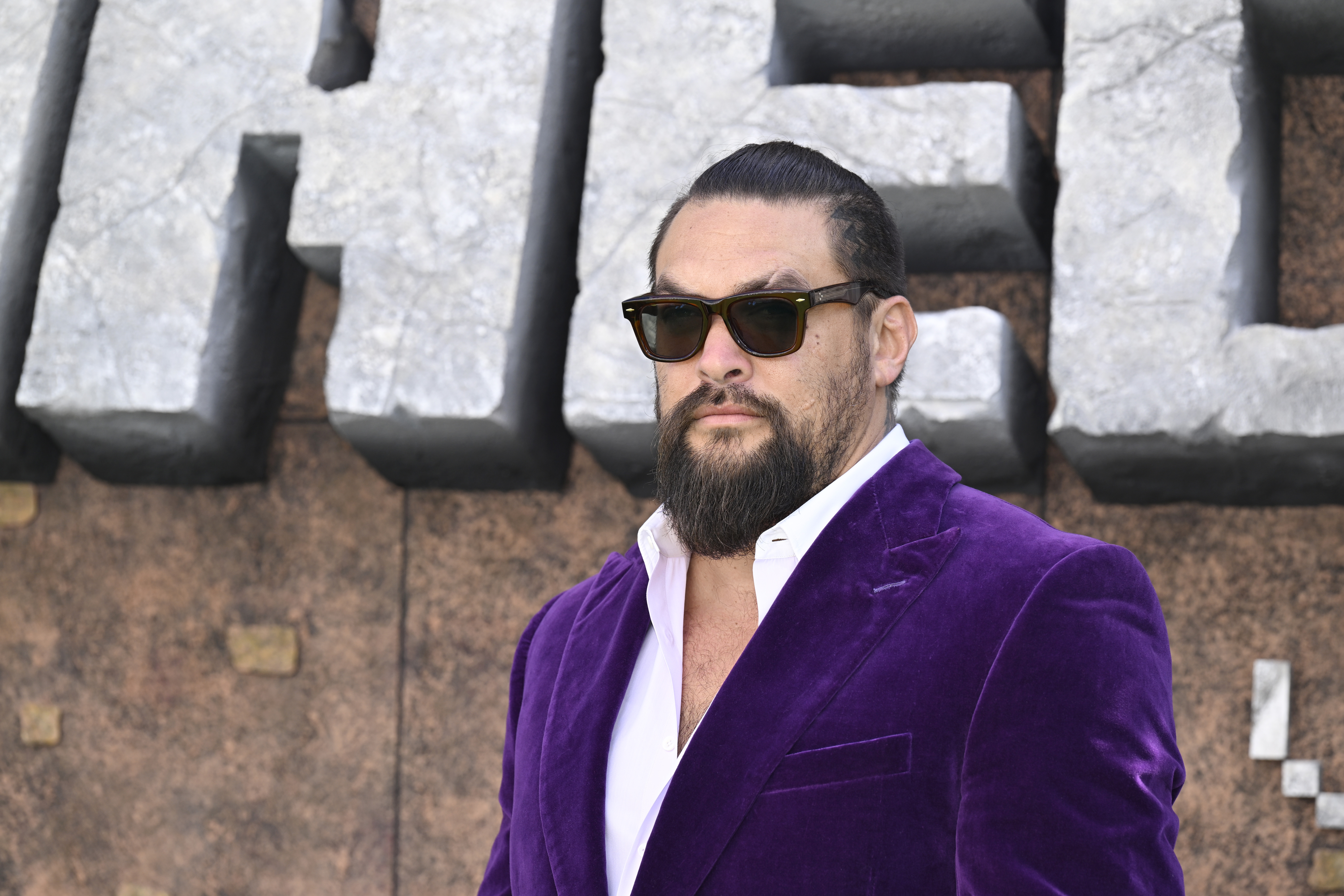 Jason Momoa, de nerecunoscut. Momentul în care actorul își dă jos barba după șase ani. VIDEO