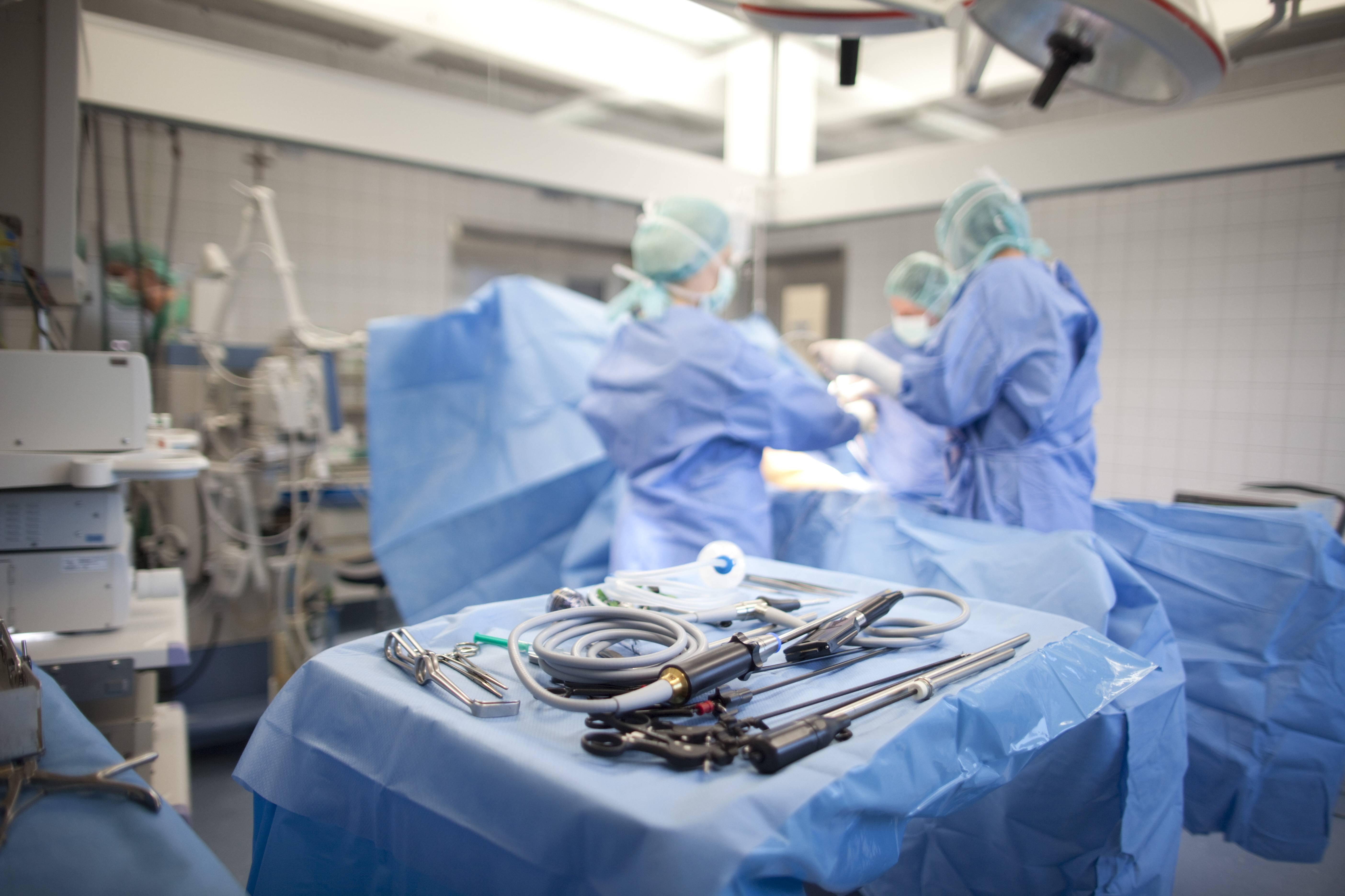 O româncă stabilită în Franța a descoperit că avea un vierme de 11 cm în frunte și a fost la un pas să-și piardă ochiul stâng