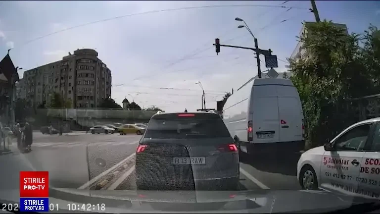 Accident grav în București. Roțile unui tramvai au zburat de sub vagon. 11 persoane au fost rănite. 6 ambulanțe au intervenit