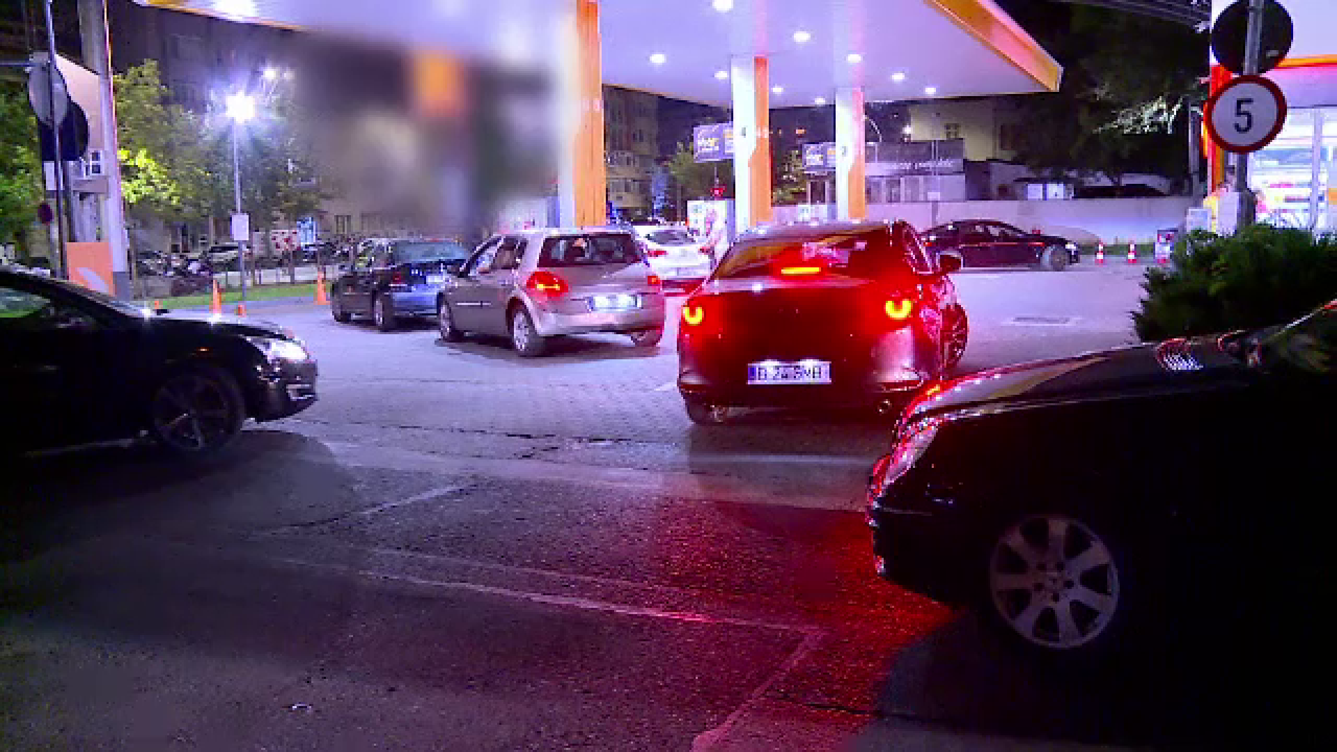 Șoferii au făcut cozi la pompă înainte de scumpiri. Cât costă benzina și motorina după creșterea TVA și a accizelor