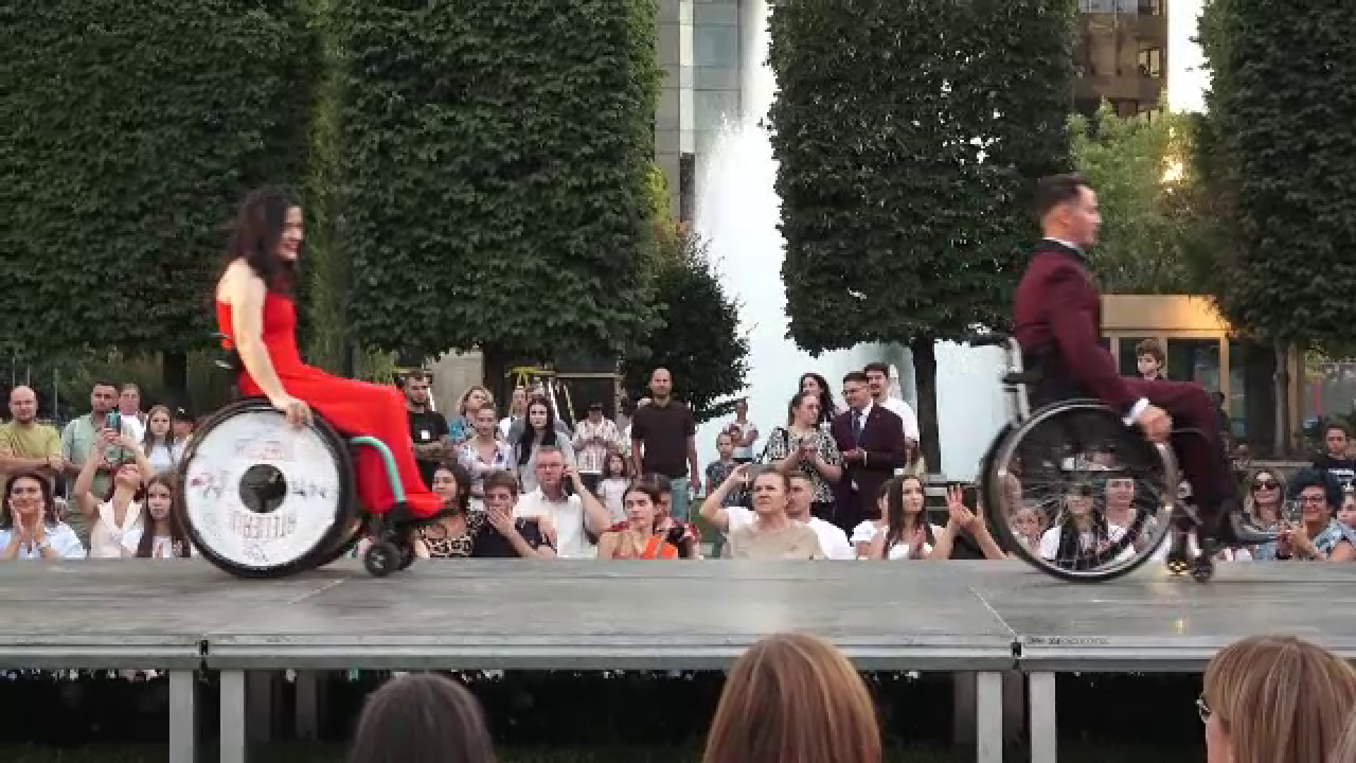 Mai multe persoane cu dizabilități au defilat ca modelele, la o prezentare de modă din Iași. „Ei nu sunt cu nimic diferiți”