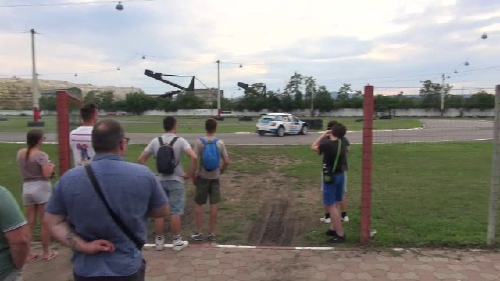 Vali Porcișteanu face drifturi la Bacău pentru o cauză nobilă. Campania promovează adopția câinilor fără stăpân