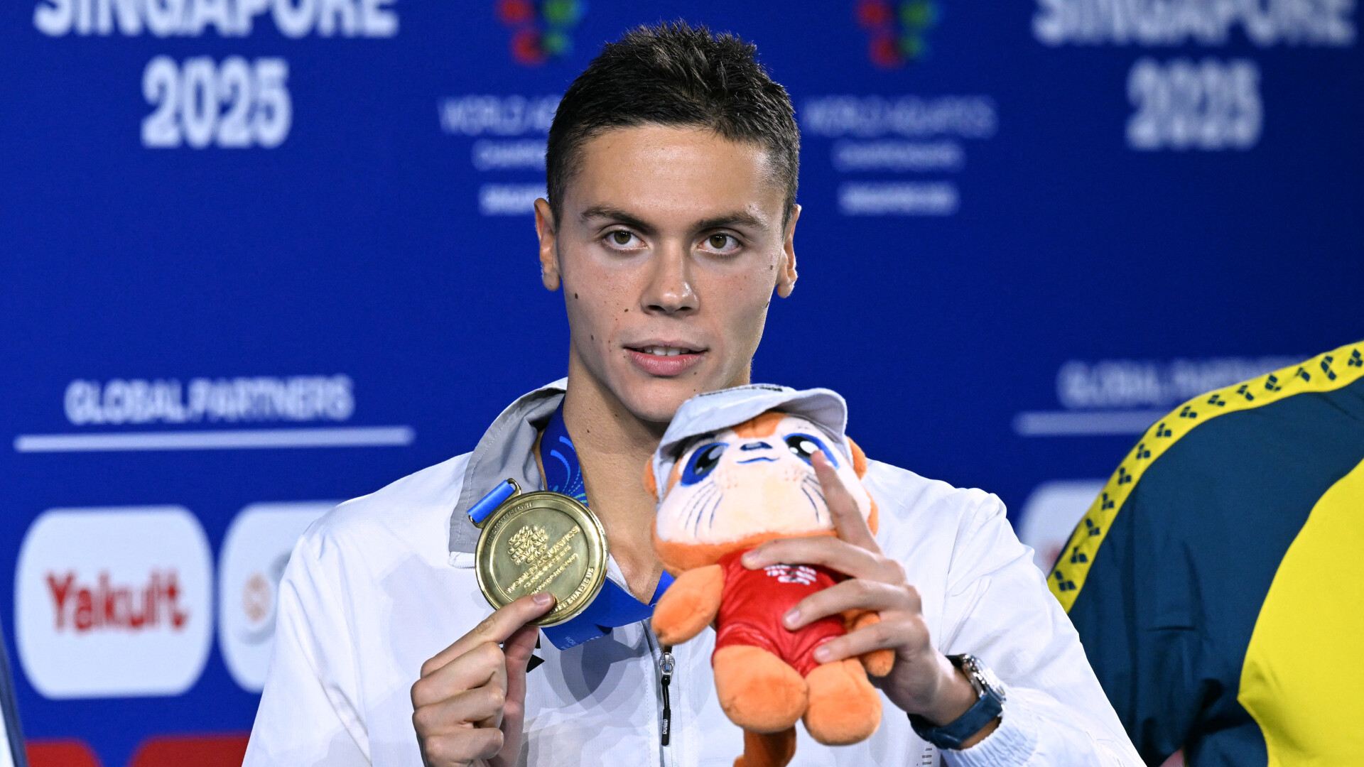 „Felicitări, David!” Trofeu special pentru Popovici din partea echipei naționale de fotbal, după performanțele de la mondiale