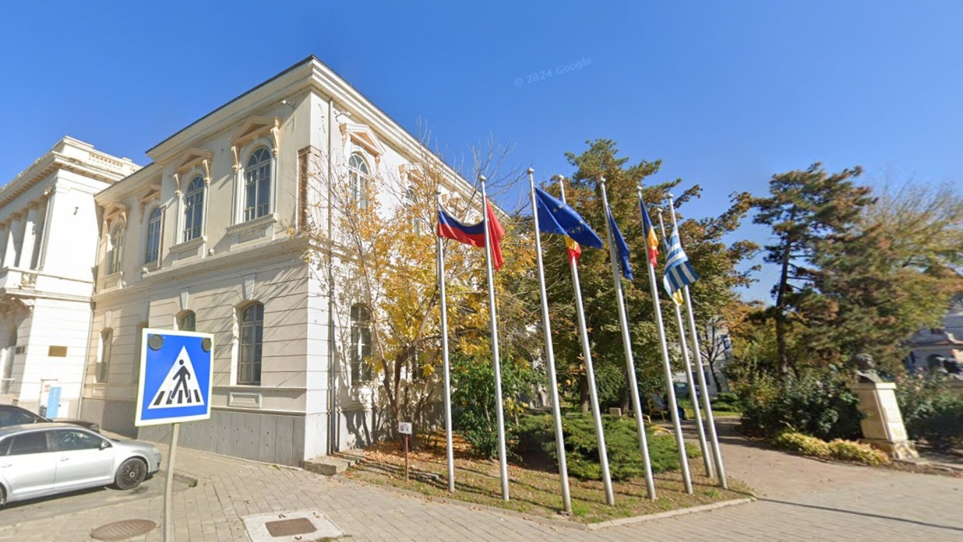 Steagul Rusiei, arborat alături de cel al Ucrainei, în fața Muzeului de Artă Tulcea. MAE condamnă gestul: „Inacceptabil”