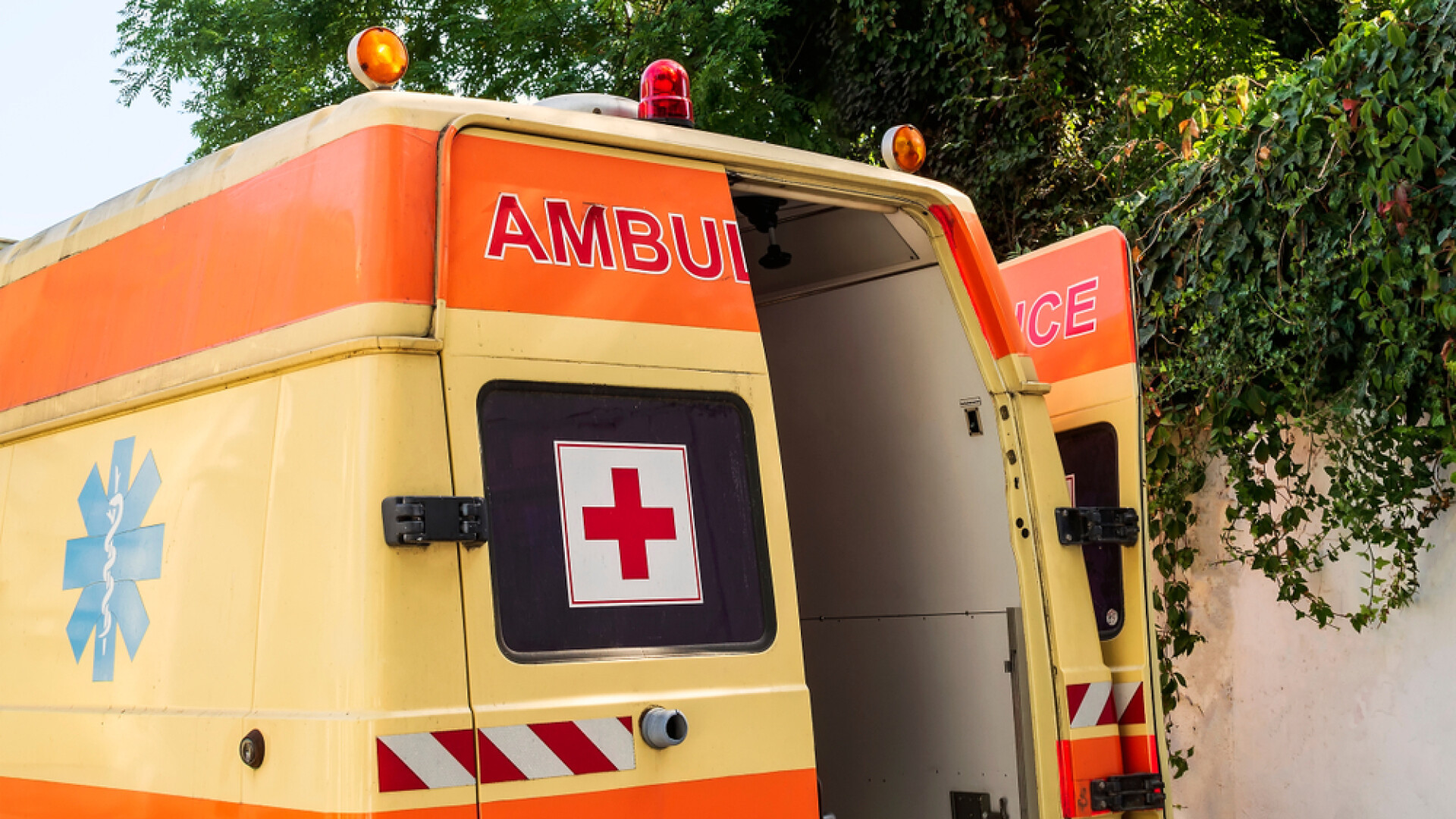 Doi români răniţi într-un accident rutier în Bulgaria au fost aduși de urgenţă la Bucureşti cu un elicopter Black Hawk