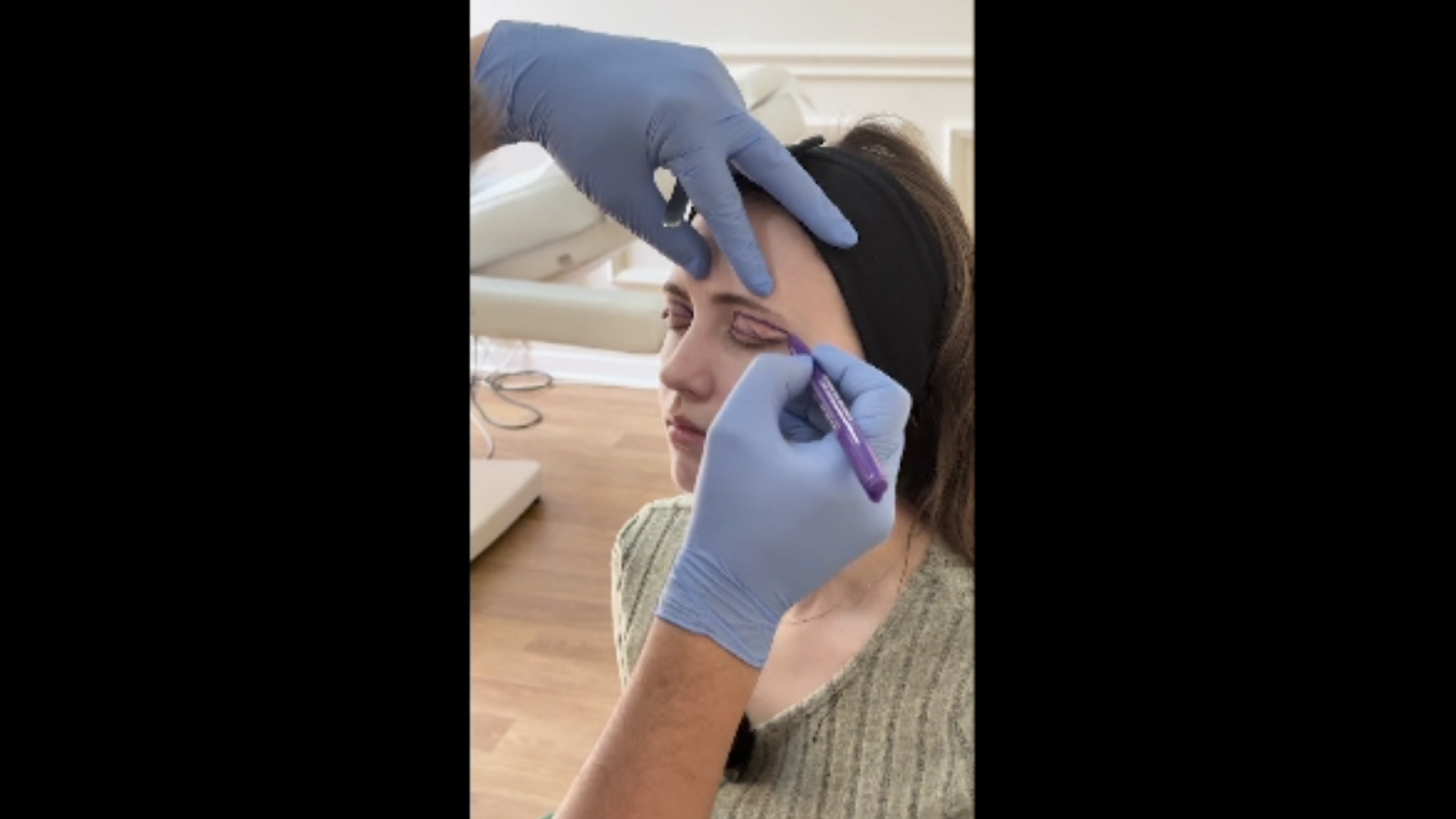 De la plasturi la bisturiu. Unii tineri își distrug corpul din cauza unor trenduri. Din „Russian Lips” devin „cârnăciori”