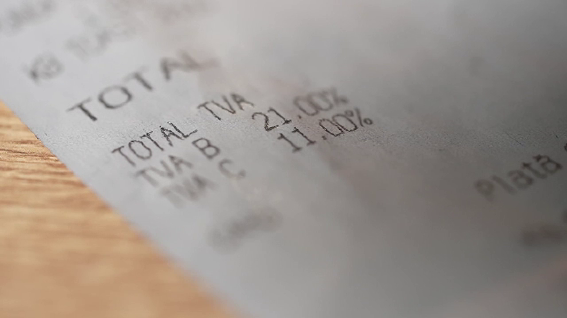 Prima zi cu noul TVA, mărit, de până la 21%, de la care se așteaptă salvarea bugetului. Cine a scumpit, cine nu încă