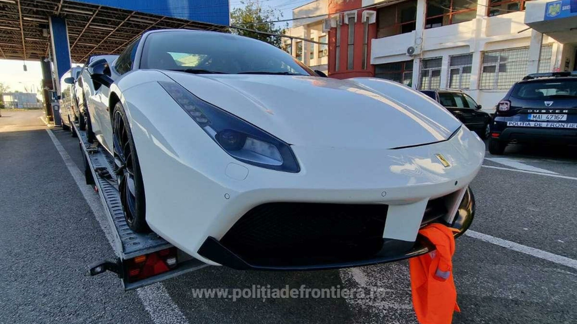 Două autoturisme de 260.000 de euro au fost confiscate de polițiști, în Oradea și Iași. Ce nereguli au fost descoperite. FOTO