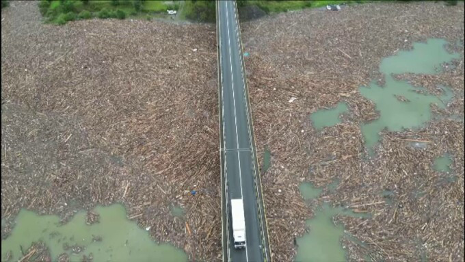 Trei bărci de la Apele Române intervin la Izvorul Muntelui. Autoritățile pregătesc acțiuni urgente de curățare a lacului