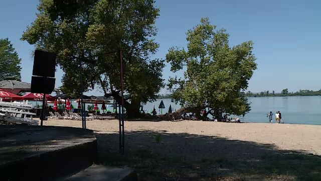 Unde se află litoralul „oltenesc”, care atrage mii de români și turiști străini. Un șezlong costă doar 15 lei pe zi