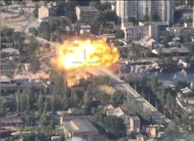 Armata rusă a lansat o bombă aeriană ghidată pe un pod din Herson | Video