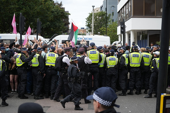 Ciocniri la marșuri anti-imigrație în Londra și Manchester. Poliția britanică a făcut arestări. GALERIE FOTO