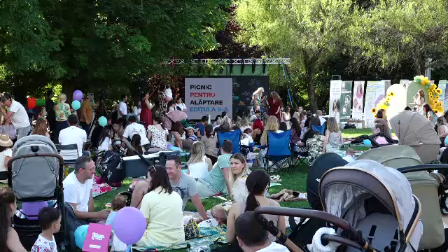 Sute de mame au alăptat în public la Baia Mare, pentru a normaliza această practică. „E foarte important”