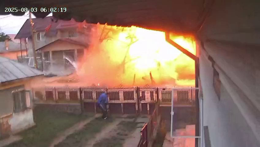 Explozie urmată de incendiu la un magazin din Dâmbovița. „S-au cutremurat casele. Oamenii au crezut că e bombardament”. VIDEO