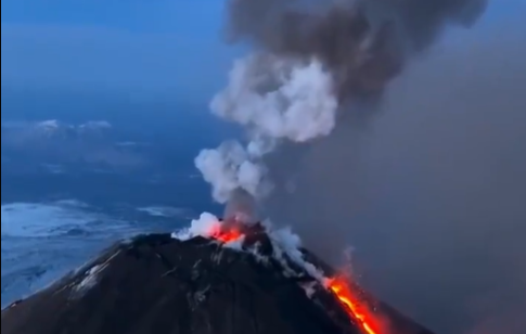 Vulcanul Kraşeninnikov a erupt după 450 de ani de linişte. E urmarea mega-cutremurului din Kamceatka. S-a format dom de lavă