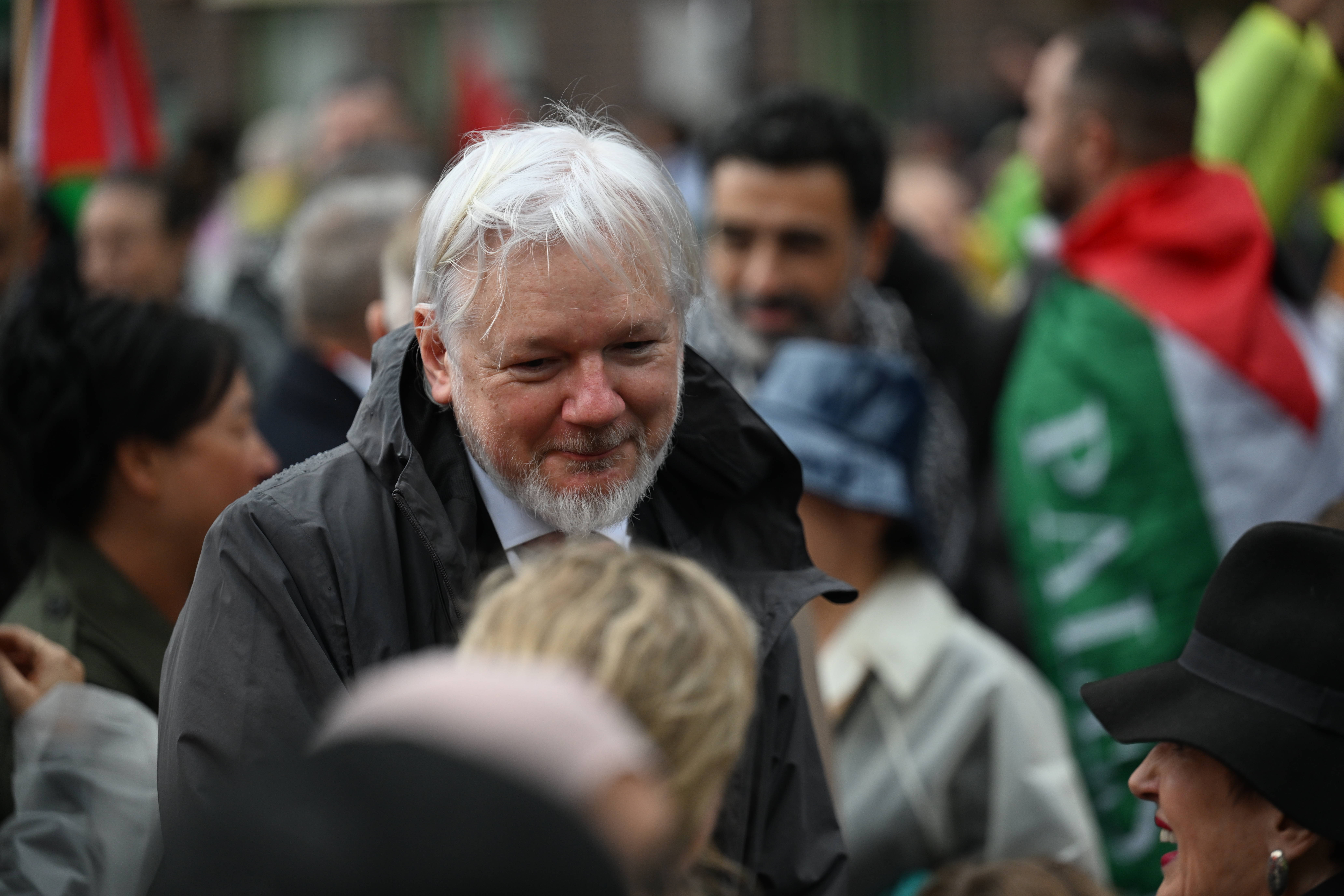 Julian Assange, la manifestația pro-palestiniană din Sydney. Bannere afișate cu numele miilor de copii uciși