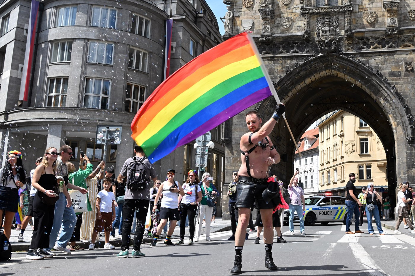 Zeci de mii de oameni au defilat la Praga pentru drepturi egale. Marșul LGBT+ a fost punctul culminant al festivalului Pride