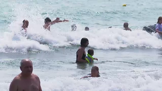 Un fenomen periculos ia amploare pe litoral. Turiștii nu mai țin cont de steagul roșu: „Am venit la mare să stau pe șezlong?”