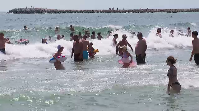 Steagul roșu, arborat pe litoral din cauza vântului puternic. Turiștii se aventurează în larg, în ciuda avertizărilor