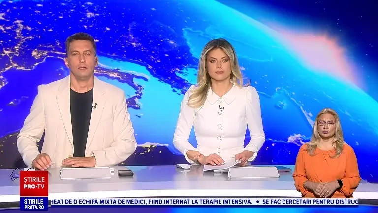 Incendiu puternic în Botoșani. Acoperișul unui bloc a fost mistuit de flăcări, iar trei oameni au avut nevoie de îngrijiri medicale