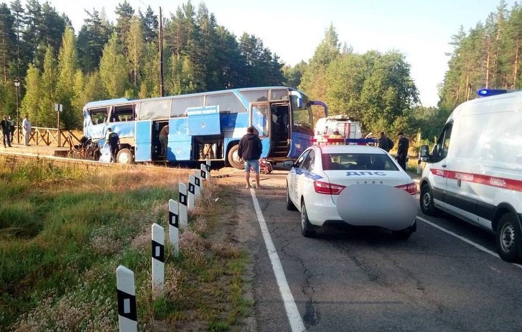 Un mort și cel puțin 16 răniți, după ce un autocar turistic a fost spulberat de un tren de marfă, lângă Sankt Petersburg