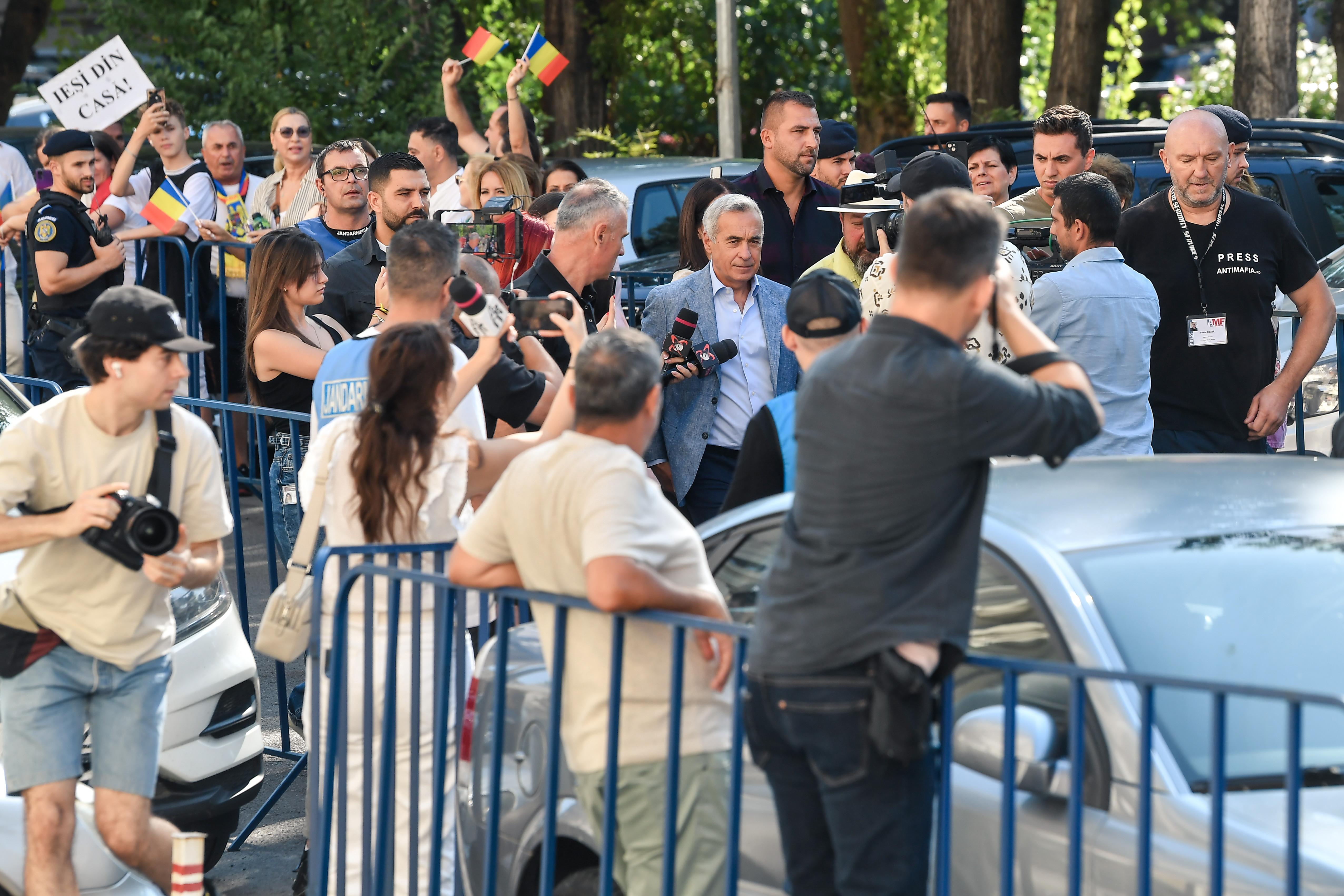 Avocat din Bucureşti, trimis în judecată după ce a lovit un jandarm la un protest al susţinătorilor lui Călin Georgescu