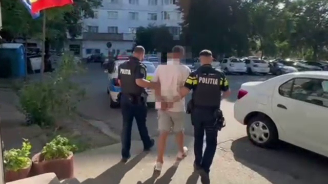 Un băiat de 11 ani, părăsit de mamă, a fost bătut de tatăl beat. Un vecin i-a auzit țipetele și a sunat la 112, în Craiova