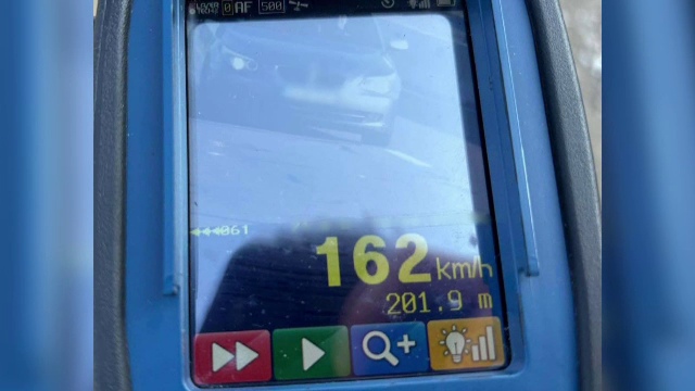Șofer de 23 ani, surprins în timp ce circula cu 162 de km/oră pe un drum național din Cluj. A primit amenda maximă