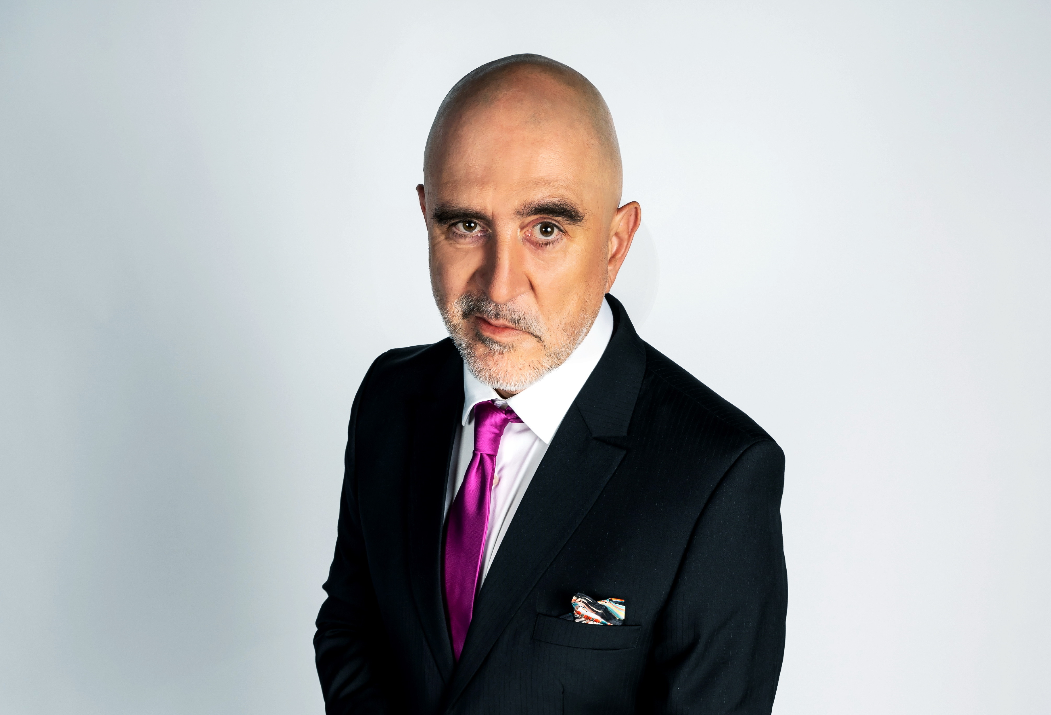 Răzvan Exarhu este roast master-ul show-ului „La bine și la roast”, care va avea premiera în curând la PRO TV și pe VOYO