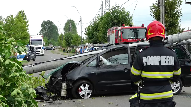 Accident produs de o șoferiță neatentă, în Baia Mare. Mașina lovită a fost proiectată într-un stâlp