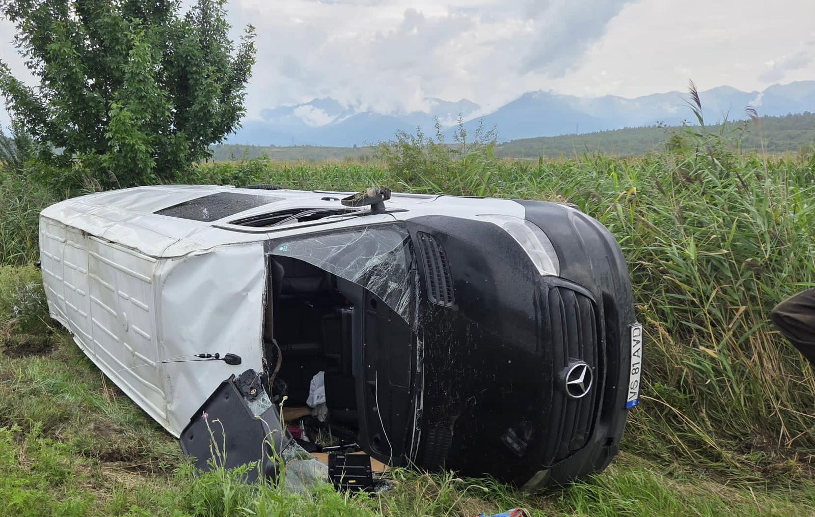 Accident grav între un microbuz și o mașină, în Sibiu. 11 persoane au fost implicate, iar trei dintre ele au ajuns la spital