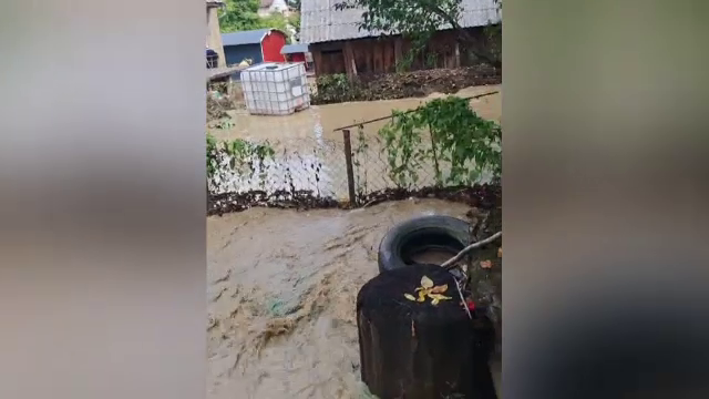 Potop în Maramureș. Locuințele localnicilor au fost măturate de șuvoaie. „A fulgerat de am crezut că dă cu bombe”