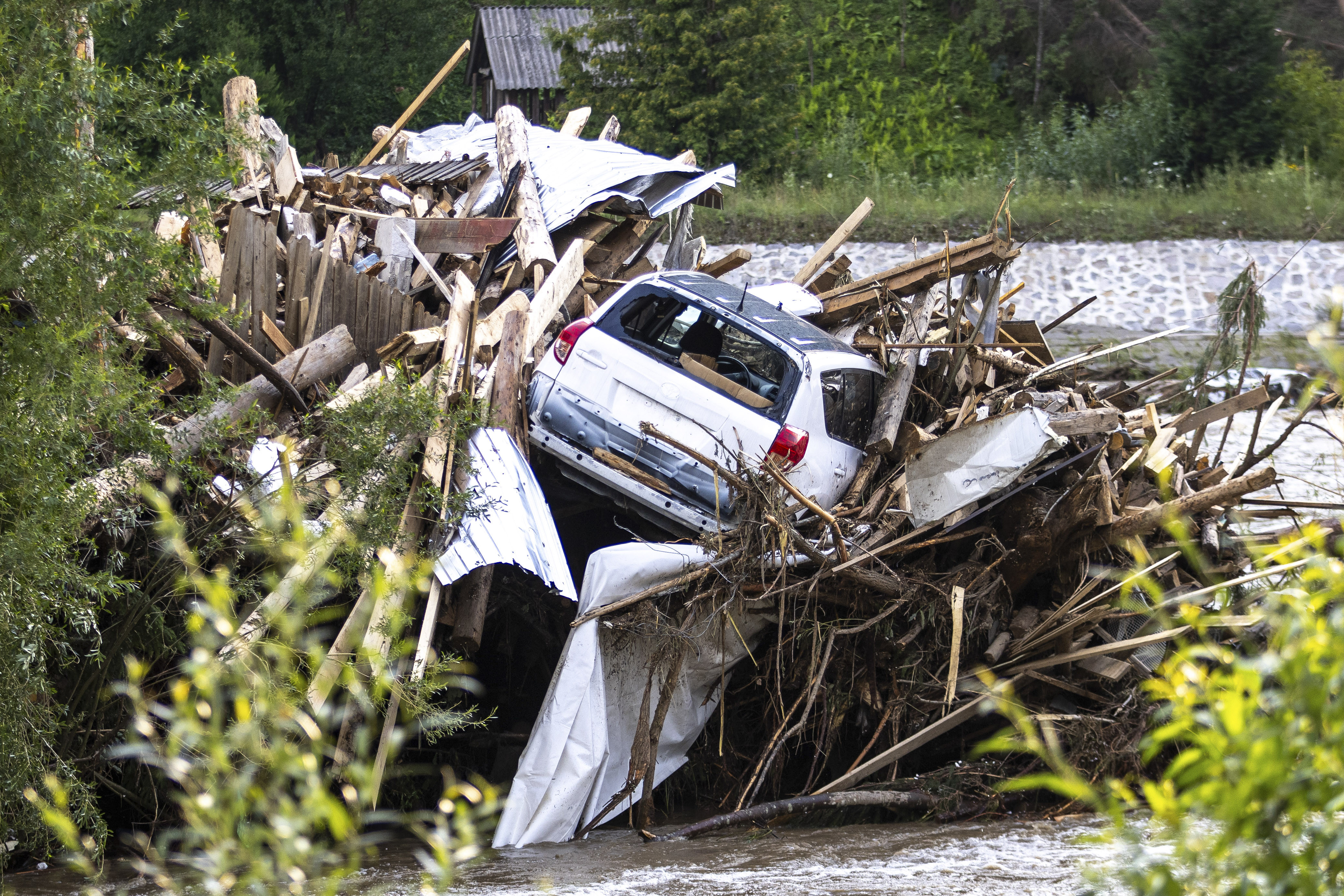 Stare de alertă în comuna Borca, județul Neamț, din cauza deșeurilor aduse de viitură. Autoritățile intervin de urgență
