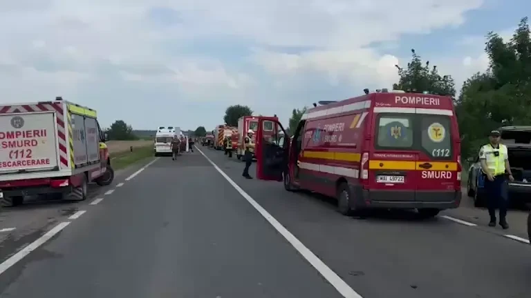 Accident grav între un microbuz și o mașină, în Sibiu. 11 persoane au fost implicate, iar trei dintre ele au ajuns la spital