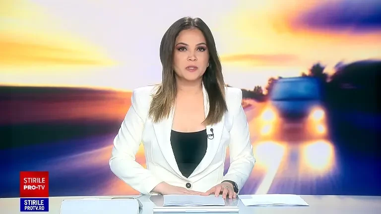 Accident produs de o șoferiță neatentă, în Baia Mare. Mașina lovită a fost proiectată într-un stâlp