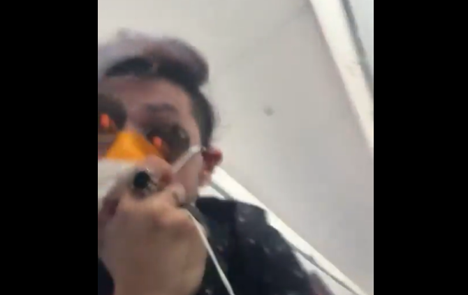 Panică într-un avion care zbura spre Paris. Imagini cu pasagerii având măștile de oxigen pe față și botul aeronavei distrus