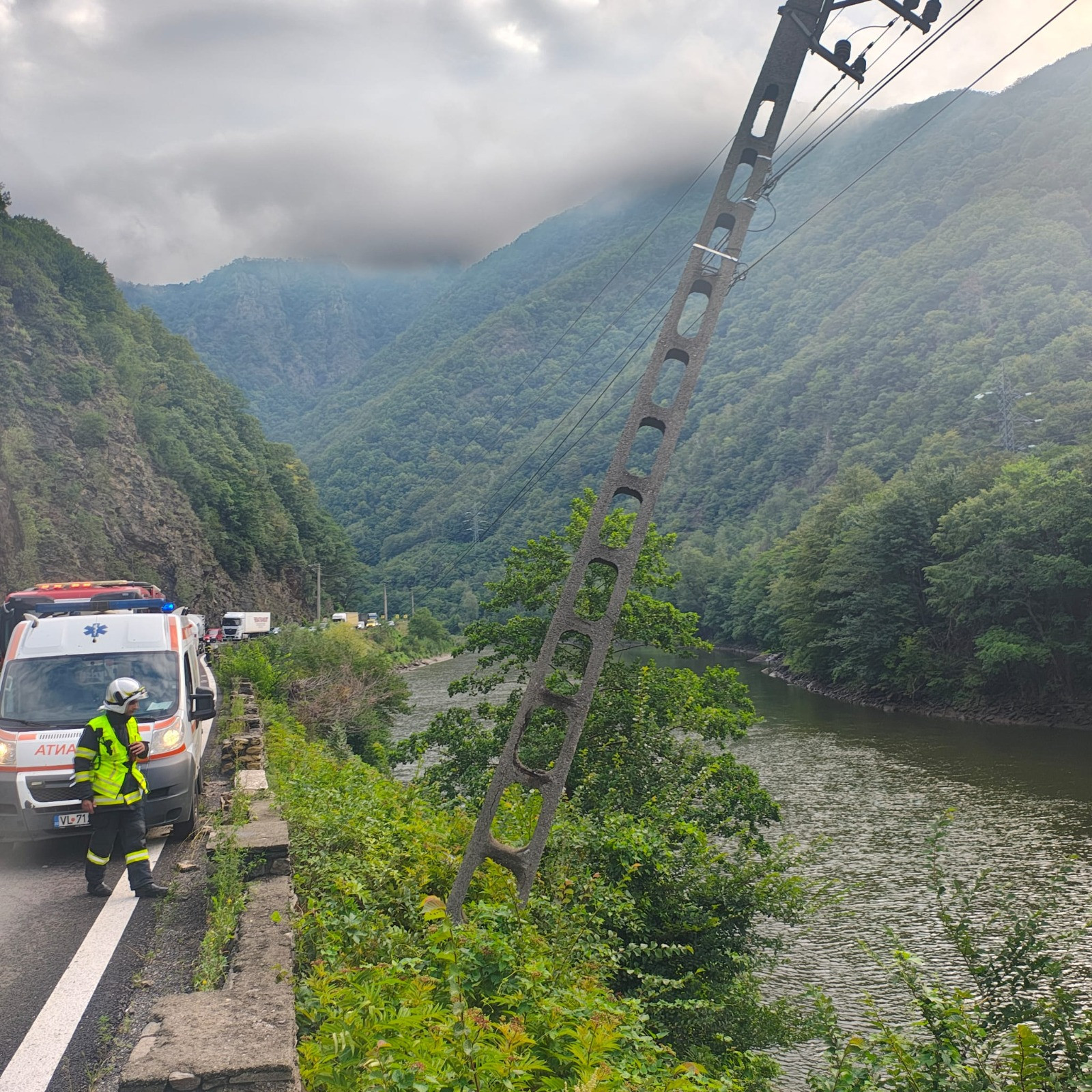 O maşină a căzut în râul Olt, pe DN7. Şoferul a fost rănit şi a primit îngrijiri medicale