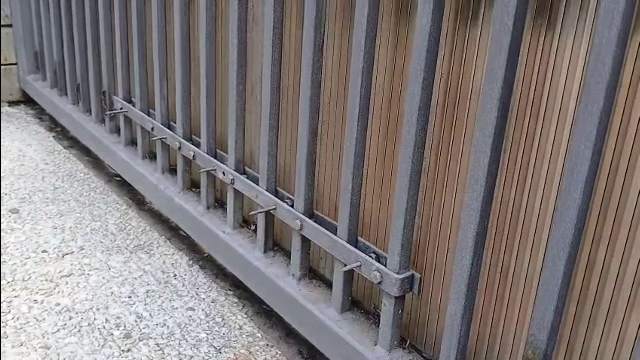 Un copil din Cluj a ajuns la spital după ce s-a lovit de poarta unui vecin, plină de cuie. Bărbatul le montase intenționat