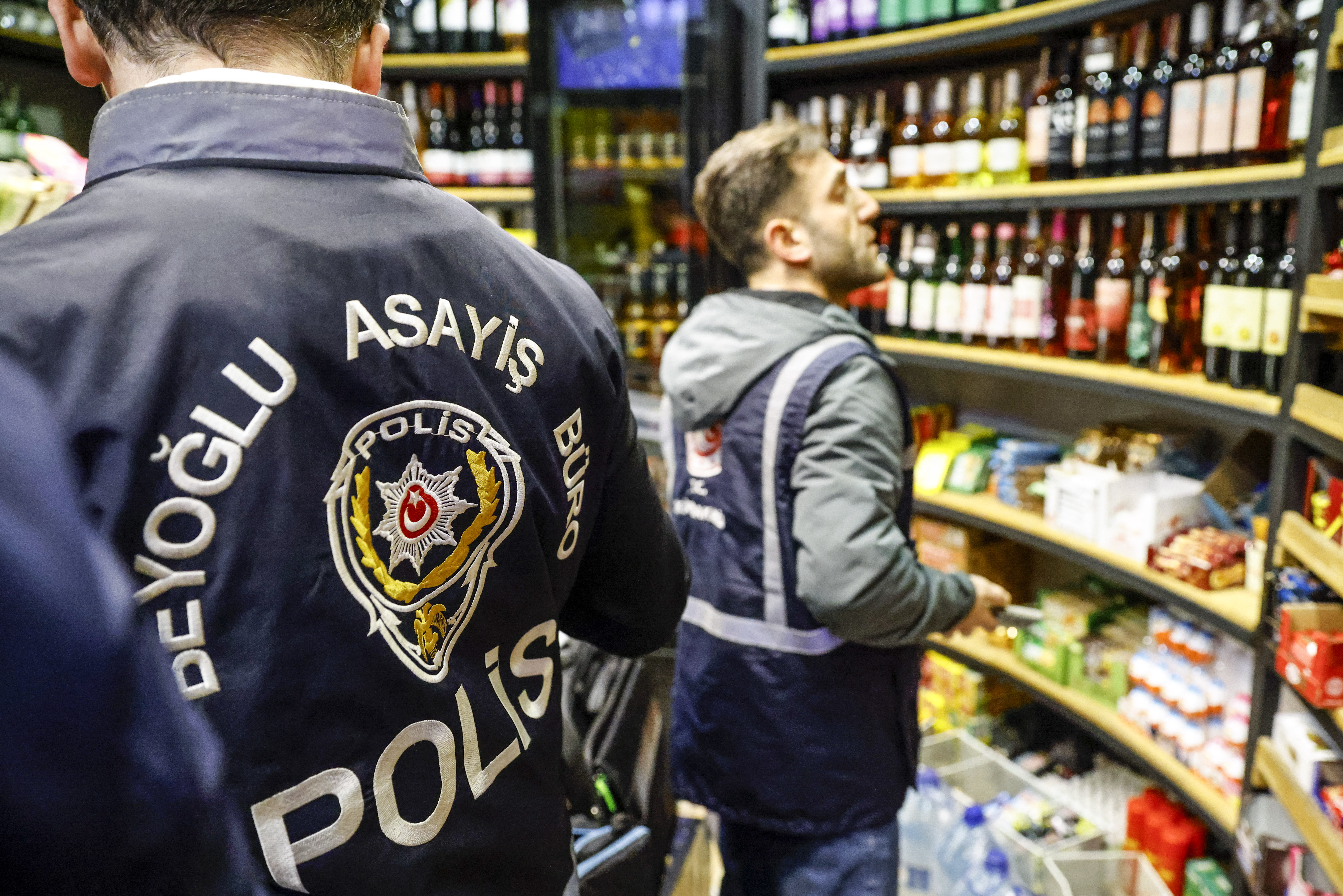 Arestări masive în Turcia, pentru producerea de alcool de contrabandă. Autoritățile au confiscat peste 33.000 litri