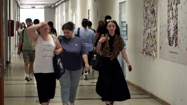 Guvernul nu mai plătește burse pentru studenți în timpul vacanțelor și le taie complet pentru cei la taxă