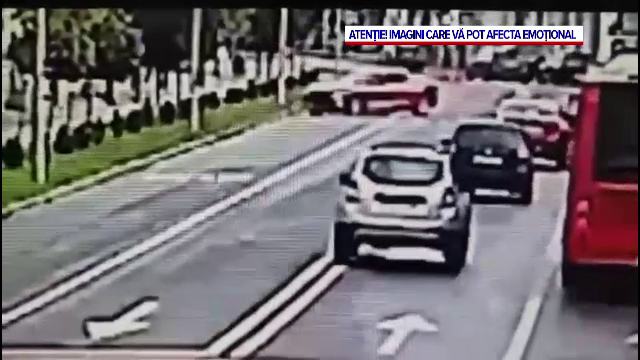Momentul în care un șofer a pierdut controlul volanului și a lovit două femei pe trotuar. Victimele sunt în stare gravă