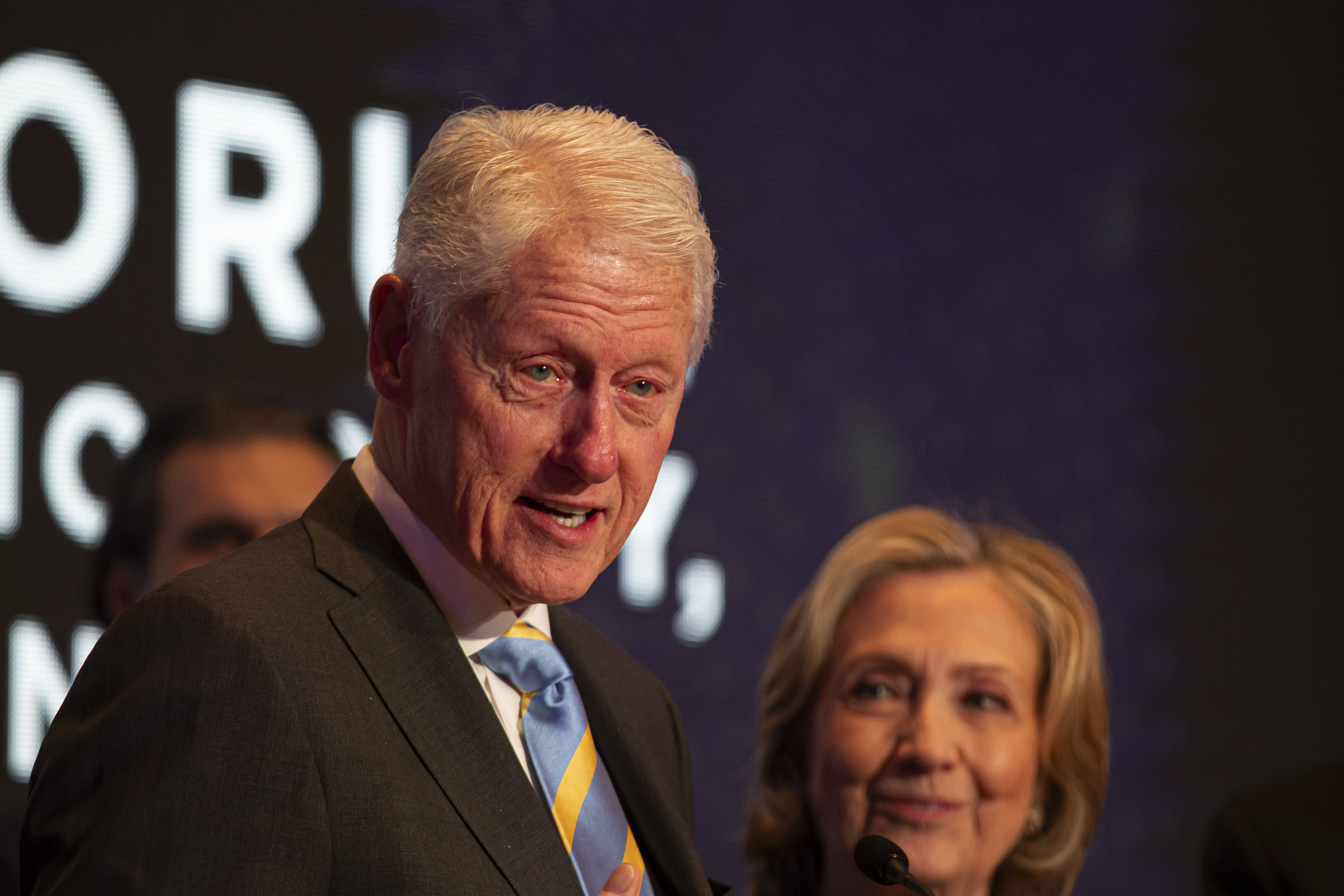 Bill și Hillary Clinton, citați în ancheta Epstein. Legătura cu infractorul condamnat, mort în celulă