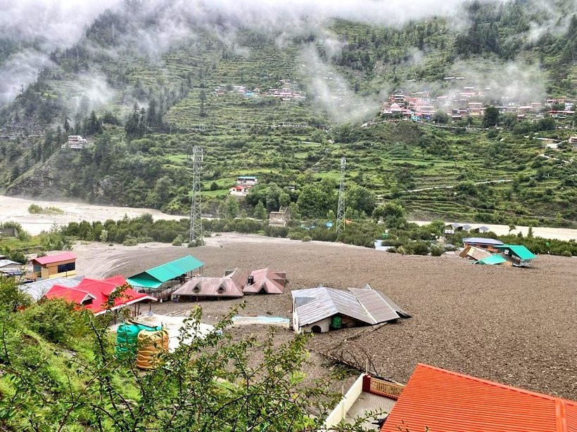 Dezastru în India. Cel puțin patru persoane decedate și alte 100 sunt date dispărute după o alunecare de teren. VIDEO