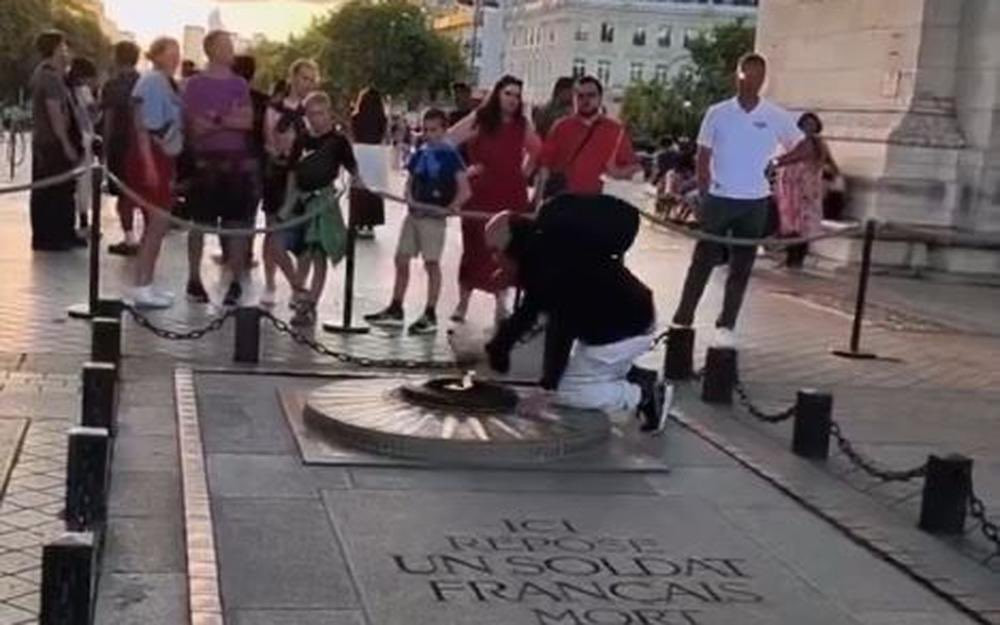 Un individ şi-a aprins ţigara cu flacăra de la Monumentul Soldatului Necunoscut din Paris | Video